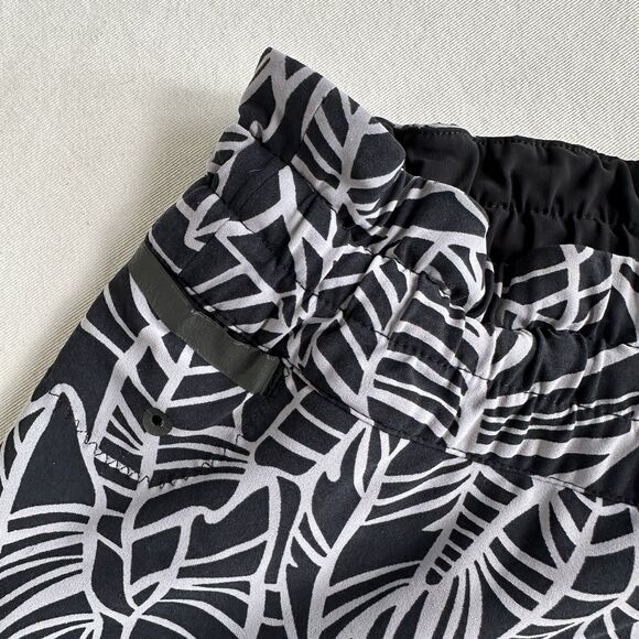 Lululemon Shanti Surf Short Pretty Palm Black Angel Wing White Size 6 ? - Picture 3 of 9